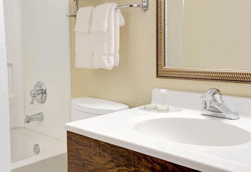 חדר סטנדרט מותאם לאדם עם מוגבלויות, Super 8 By Wyndham College Park Wash Dc Area