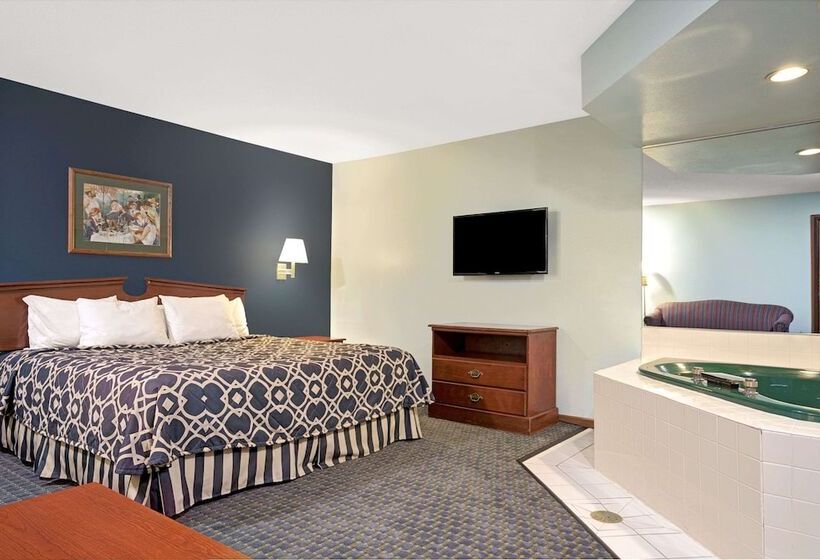 스탠다드 스튜디오, Super 8 By Wyndham Hudson