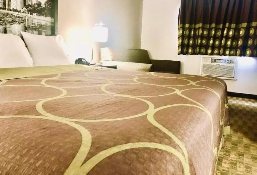 Deluxe-huone King-vuode, Super 8 By Wyndham Peru Starved Rock State Park