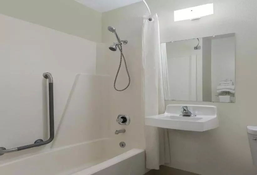 اتاق لوکس با تخت بزرگ, Super 8 By Wyndham Wisconsin Dells