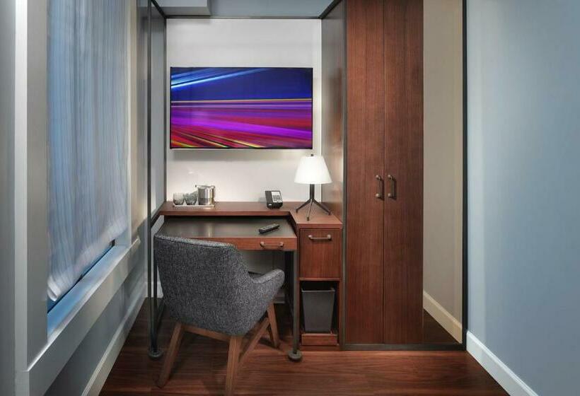 غرفة بريميوم, Axiom