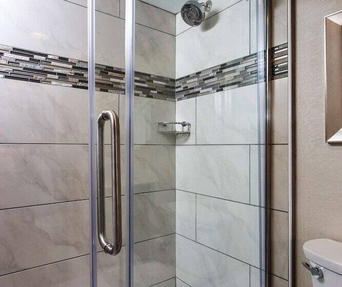 带2个双人床的标准工作室, Doubletree By Hilton Neenah