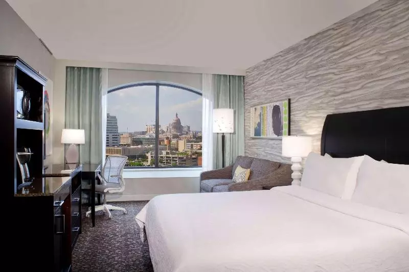 キングサイズベッドのスイートルーム, Hilton Garden Inn Austin Downtown