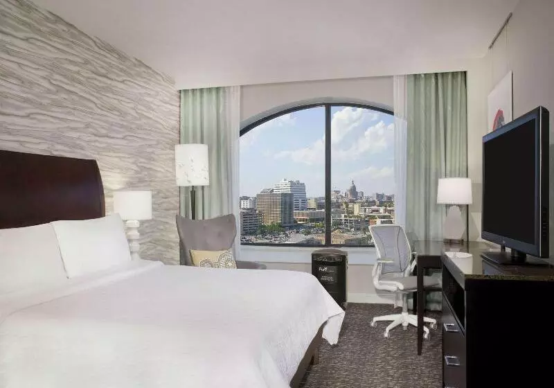 اتاق استاندارد با تخت بزرگ, Hilton Garden Inn Austin Downtown