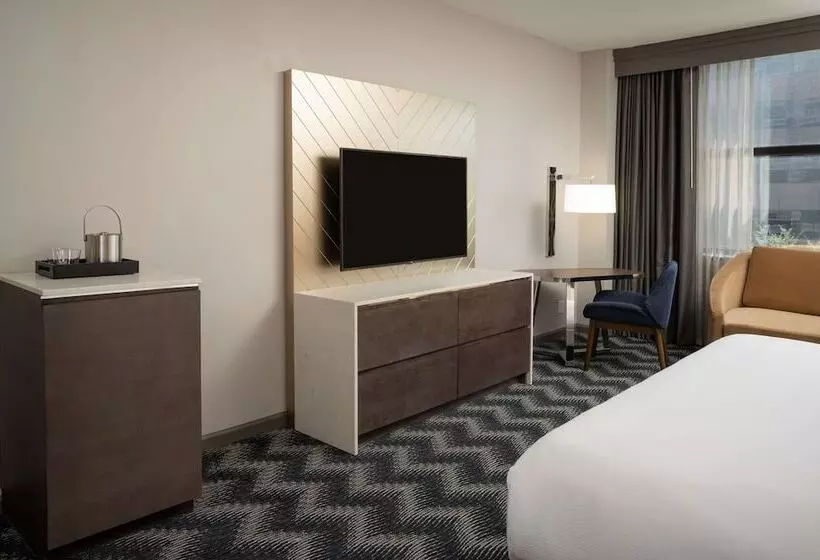 سوییت جونیور, Hilton Houston North