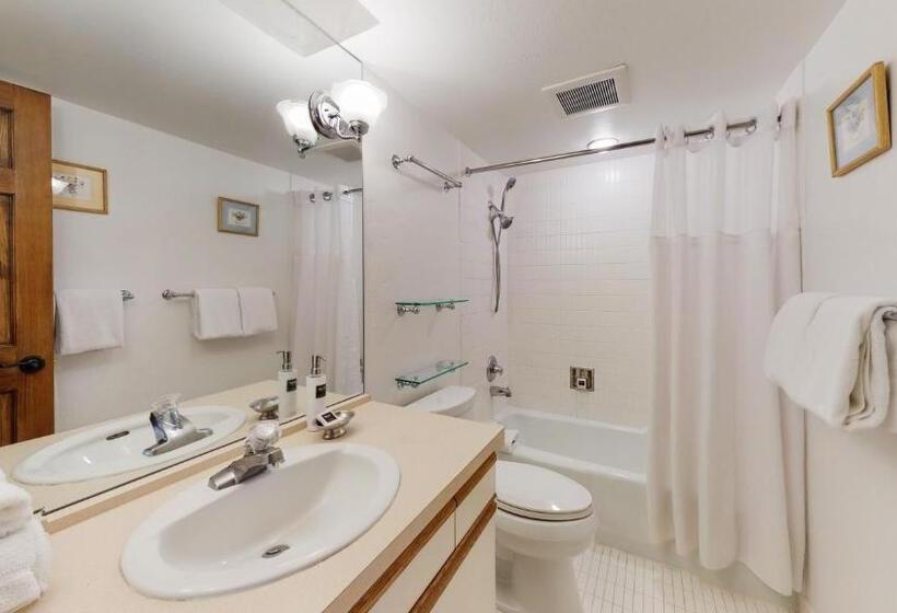 带2个卧室的公寓, Top Of The Village Coraltree Residence Collection