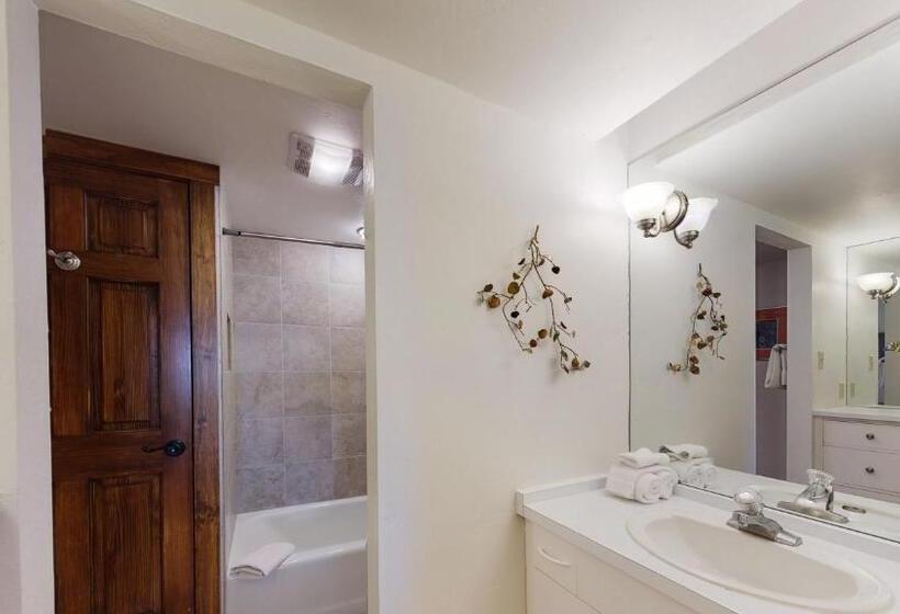Апартаменты 2 Спальни, Top Of The Village   Coraltree Residence Collection