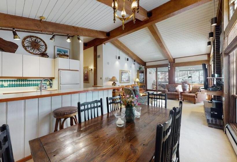 带2个卧室的公寓, Top Of The Village Coraltree Residence Collection