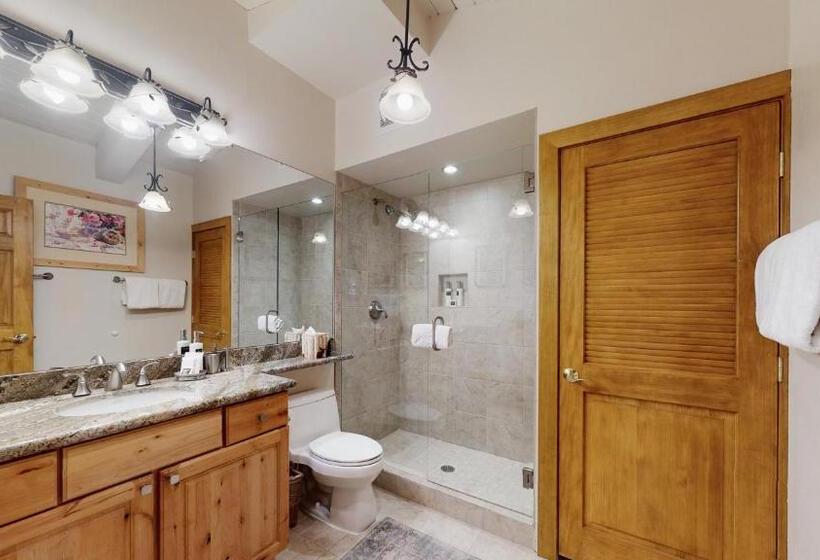 豪华两卧室公寓, Top Of The Village Coraltree Residence Collection