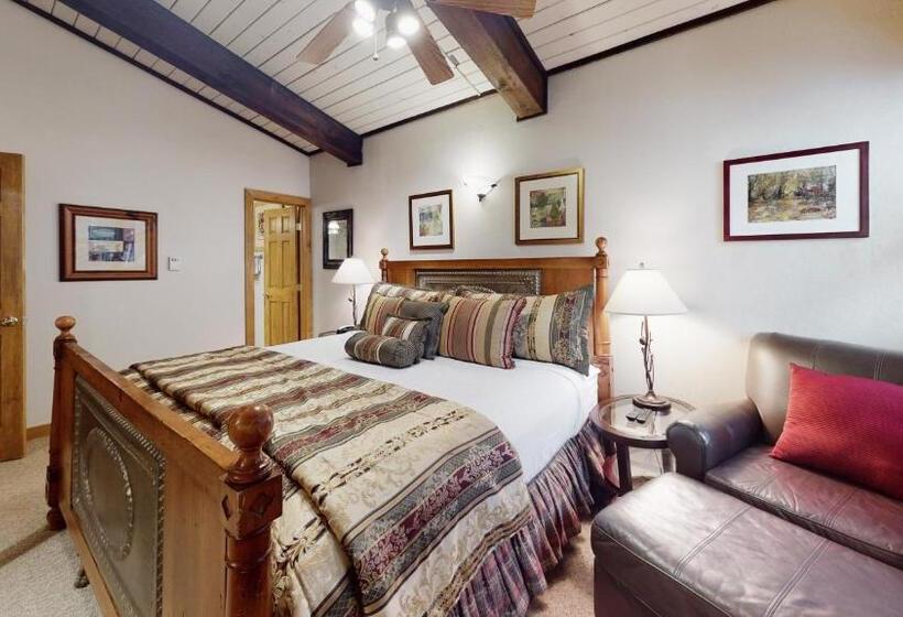 Апартаменты Deluxe 2 Спальни, Top Of The Village   Coraltree Residence Collection