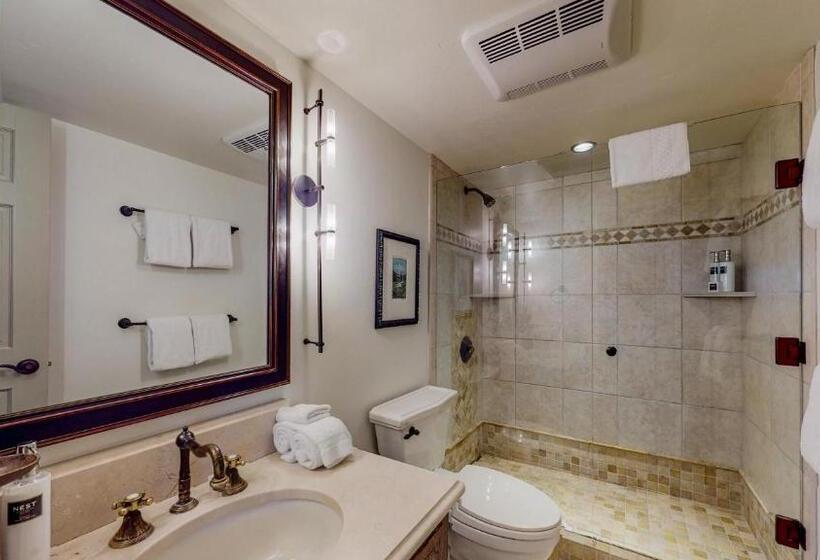 带2个卧室的优质公寓, Top Of The Village Coraltree Residence Collection