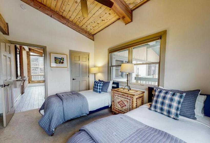 带2个卧室的优质公寓, Top Of The Village Coraltree Residence Collection