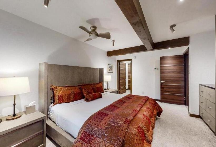 带2个卧室的优质公寓, Top Of The Village Coraltree Residence Collection