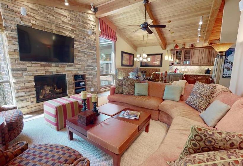 带2个卧室的优质公寓, Top Of The Village Coraltree Residence Collection