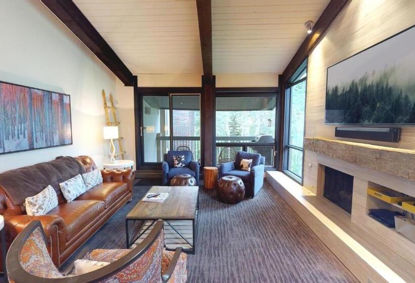 带2个卧室的优质公寓, Top Of The Village Coraltree Residence Collection