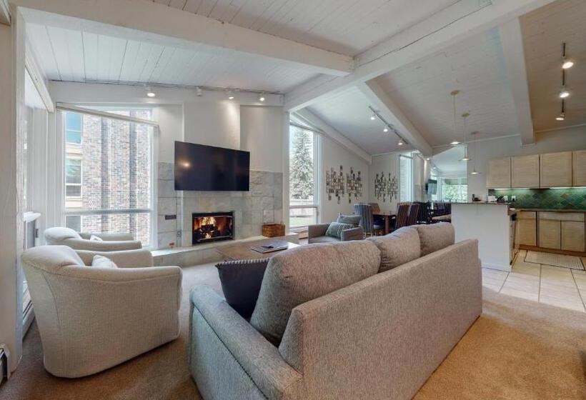 带3个卧室的公寓, Top Of The Village Coraltree Residence Collection