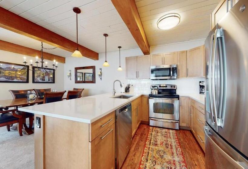 带3个卧室的优质公寓, Top Of The Village Coraltree Residence Collection