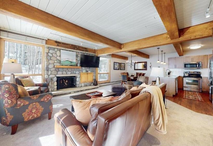 带3个卧室的优质公寓, Top Of The Village Coraltree Residence Collection