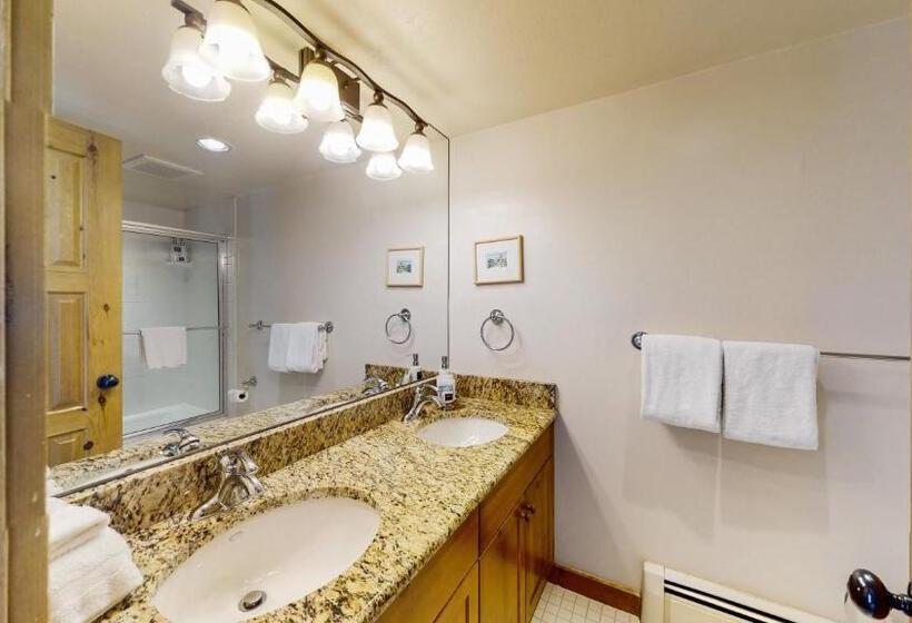 带3个卧室的豪华公寓, Top Of The Village Coraltree Residence Collection