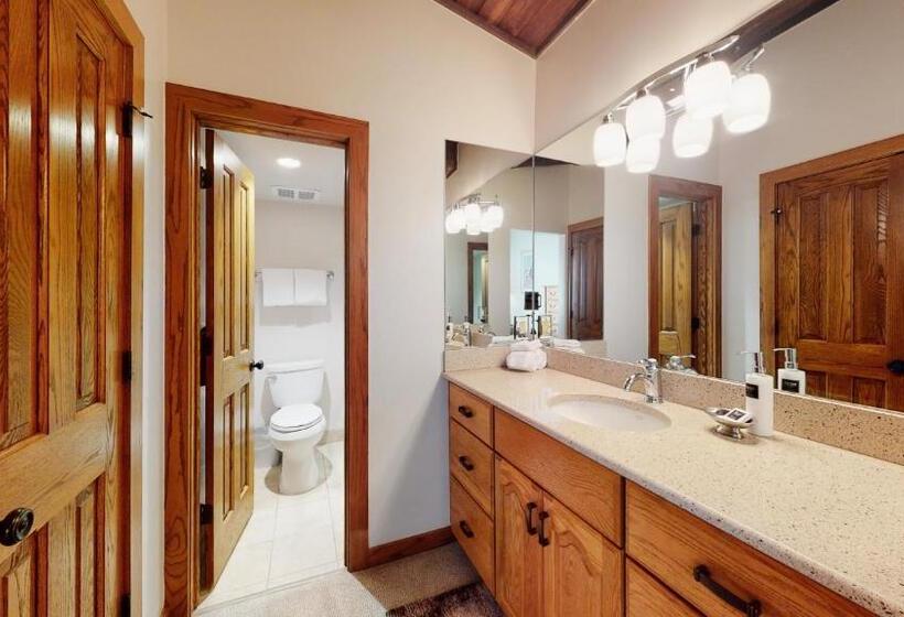 带3个卧室的豪华公寓, Top Of The Village Coraltree Residence Collection