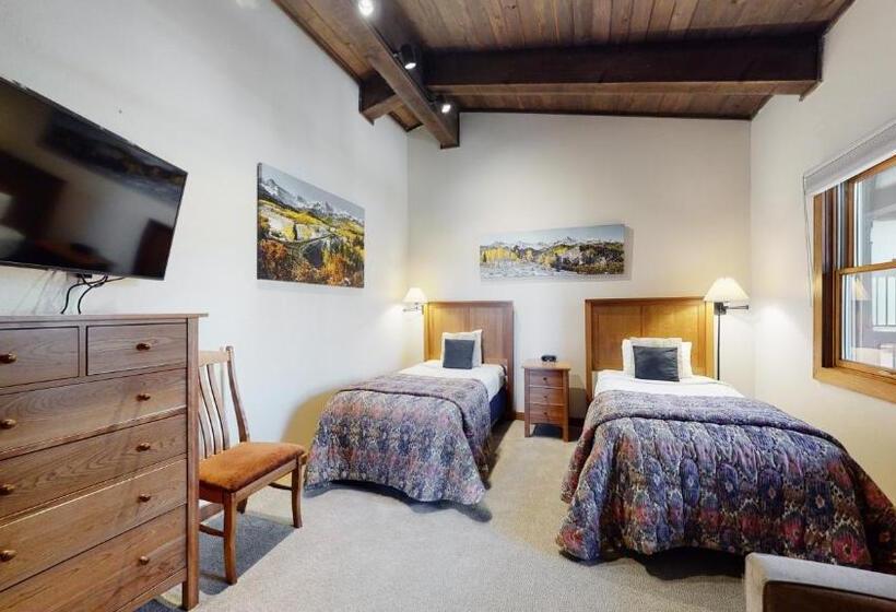 带3个卧室的豪华公寓, Top Of The Village Coraltree Residence Collection