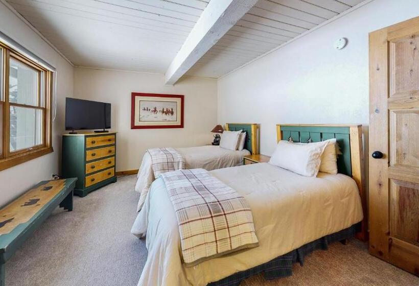 Апартаменты Deluxe 3 Спальни, Top Of The Village   Coraltree Residence Collection