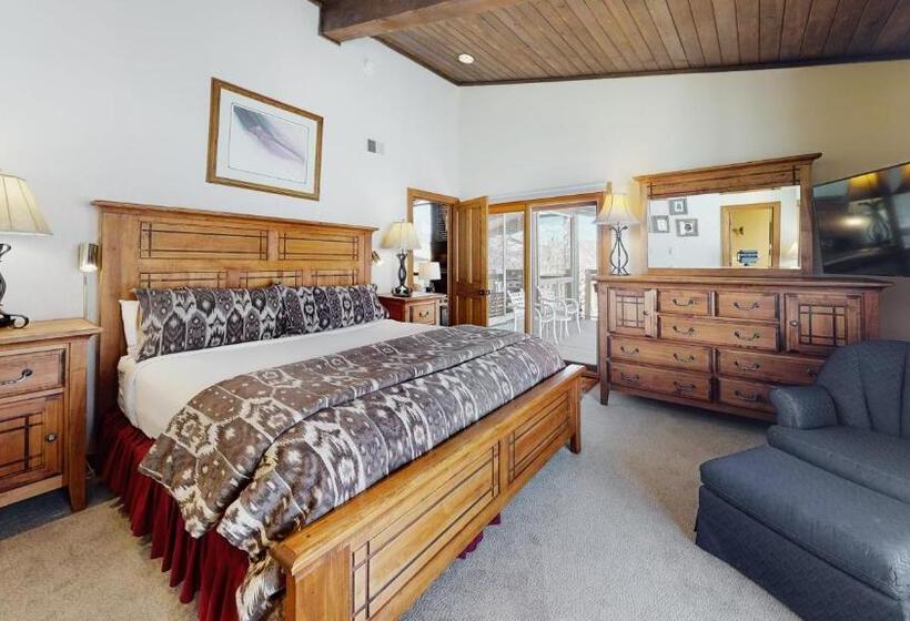 带3个卧室的豪华公寓, Top Of The Village Coraltree Residence Collection