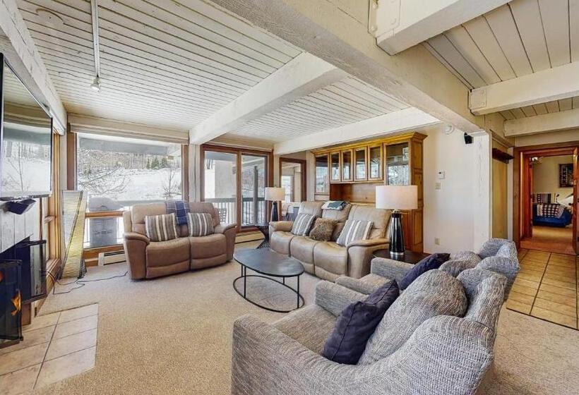 带3个卧室的豪华公寓, Top Of The Village Coraltree Residence Collection