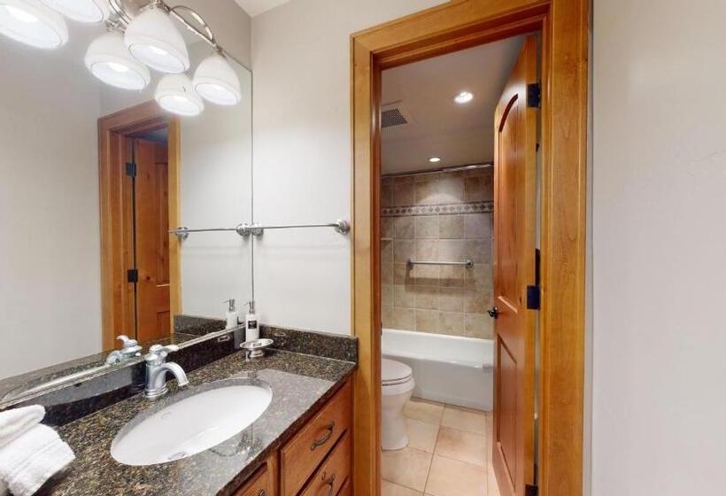 带3个卧室的优质公寓, Top Of The Village Coraltree Residence Collection