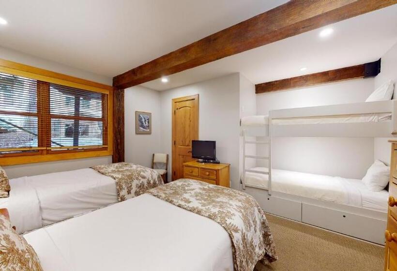 带3个卧室的优质公寓, Top Of The Village Coraltree Residence Collection