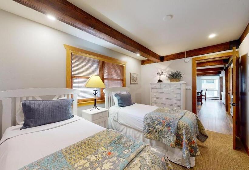 带3个卧室的优质公寓, Top Of The Village Coraltree Residence Collection