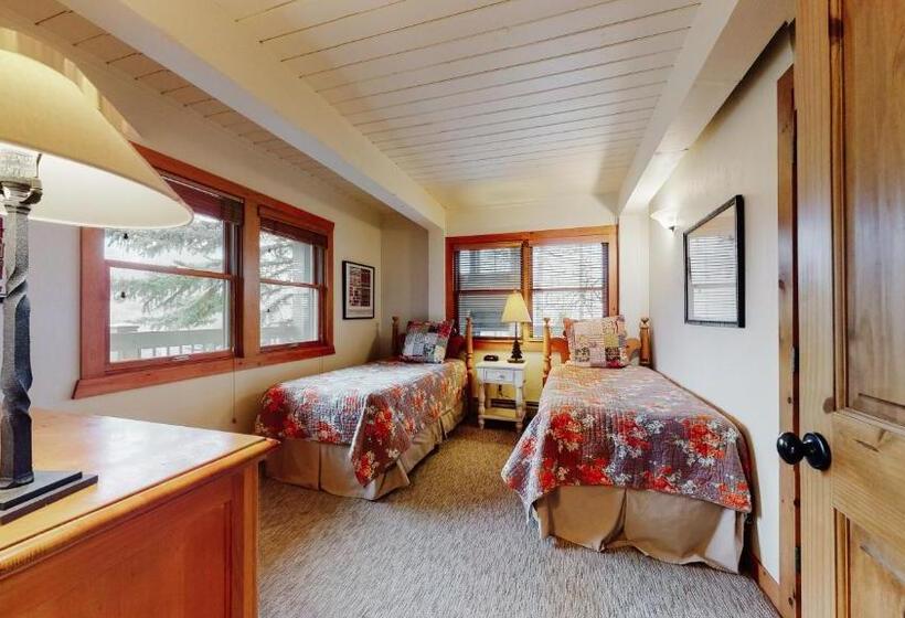 带3个卧室的豪华公寓, Top Of The Village Coraltree Residence Collection