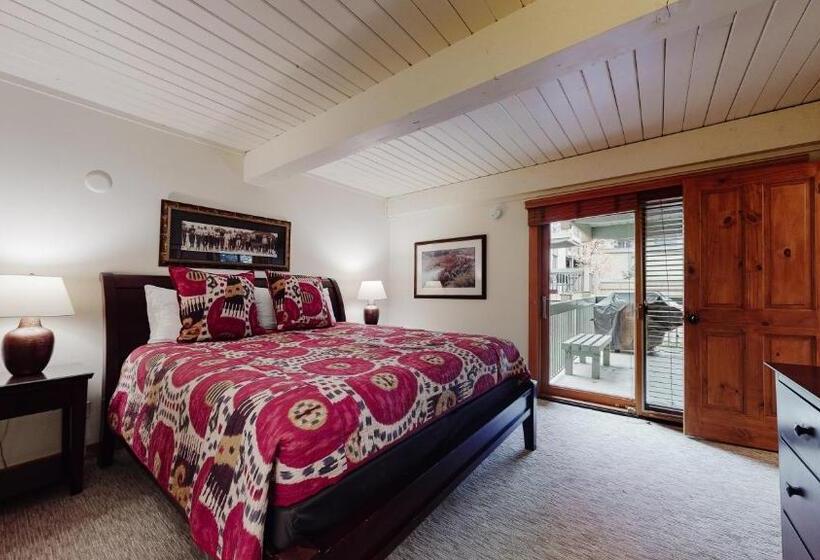 带3个卧室的豪华公寓, Top Of The Village Coraltree Residence Collection