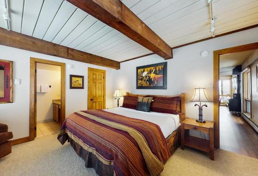 带4个卧室的公寓, Top Of The Village Coraltree Residence Collection