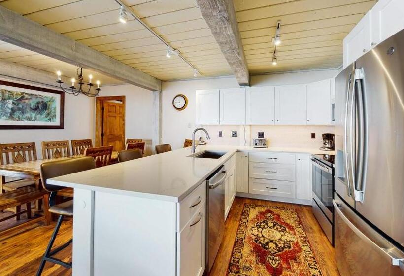 带4个卧室的公寓, Top Of The Village Coraltree Residence Collection