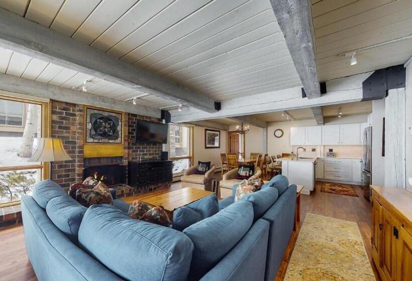 带4个卧室的公寓, Top Of The Village Coraltree Residence Collection