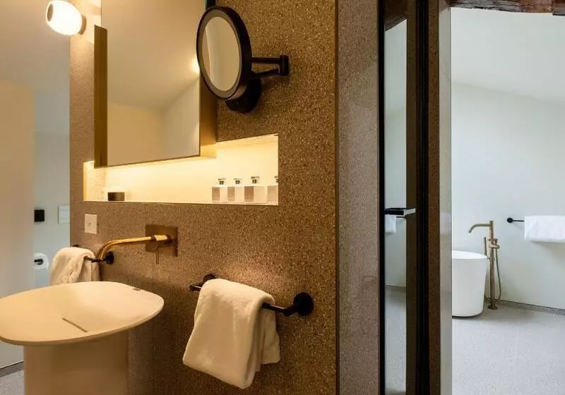 اتاق لوکس, Coco Reef Resort and Spa