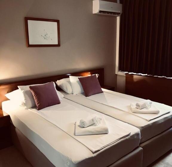 اتاق استاندارد سه نفره, Bristol