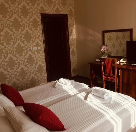 اتاق اکونومی, Bristol