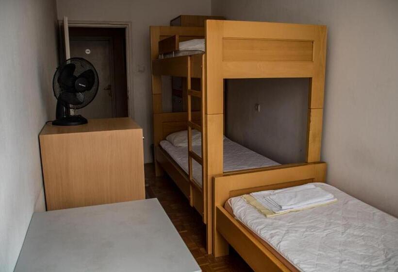 חדר סטנדרט לשלושה עם חדר אמבטיה משוף, Hi Hostel Zagreb