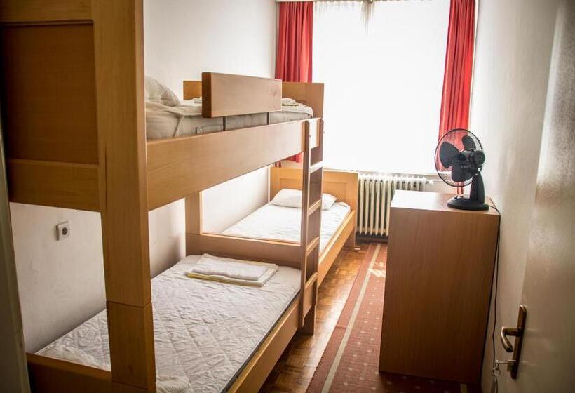 اتاق استاندارد سه تخته با سرویس بهداشتی مشترک, Hi Hostel Zagreb