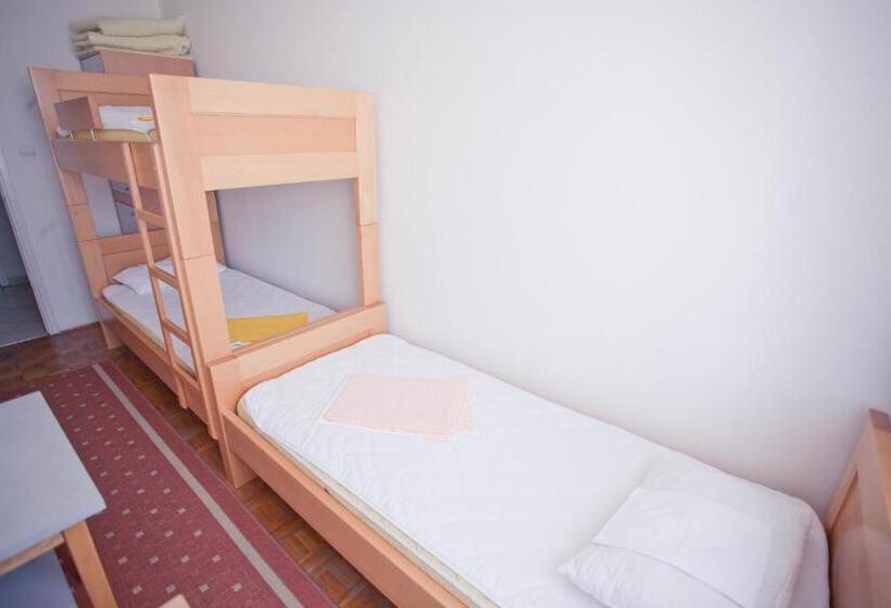 חדר סטנדרט לשלושה עם חדר אמבטיה משוף, Hi Hostel Zagreb