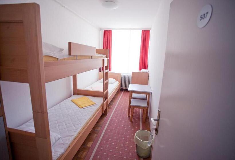 חדר סטנדרט לשלושה עם חדר אמבטיה משוף, Hi Hostel Zagreb