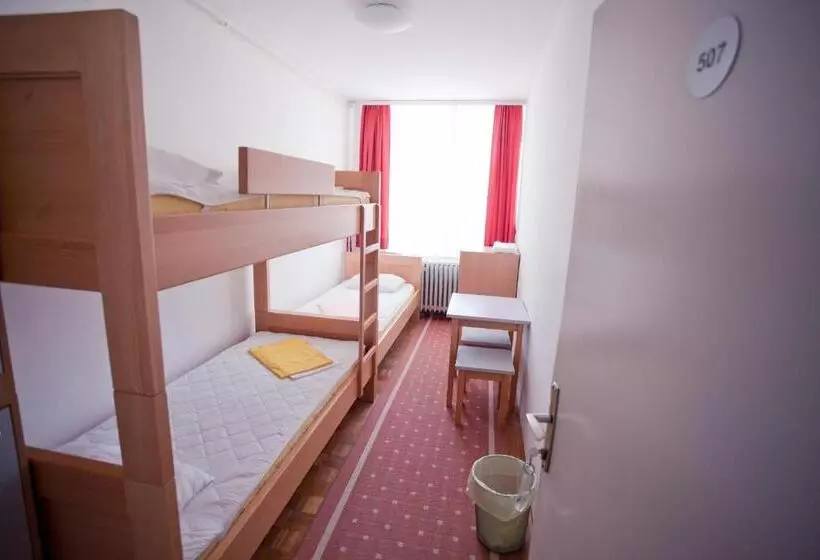 バスルーム共有のトリプルスタンダード, Hi Hostel Zagreb