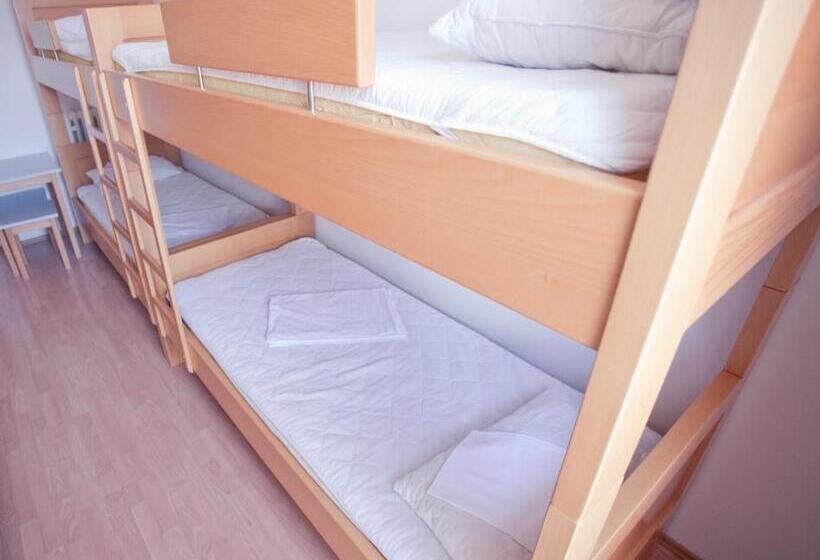 חדר סטנדרטי לארבעה עם חדר אמבטיה משותף, Hi Hostel Zagreb