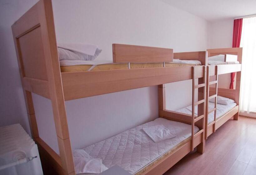 חדר סטנדרטי לארבעה עם חדר אמבטיה משותף, Hi Hostel Zagreb