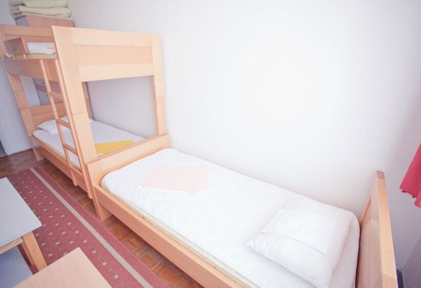 חדר סטנדרט לשלושה עם חדר אמבטיה משוף, Hi Hostel Zagreb