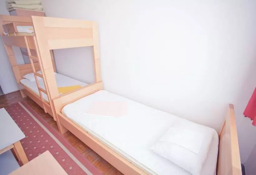 バスルーム共有のトリプルスタンダード, Hi Hostel Zagreb
