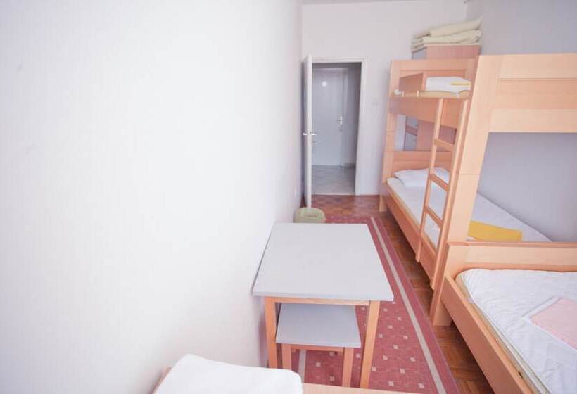 اتاق استاندارد سه تخته با سرویس بهداشتی مشترک, Hi Hostel Zagreb