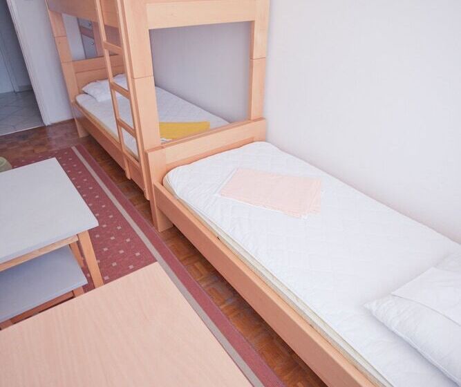 חדר סטנדרט לשלושה עם חדר אמבטיה משוף, Hi Hostel Zagreb